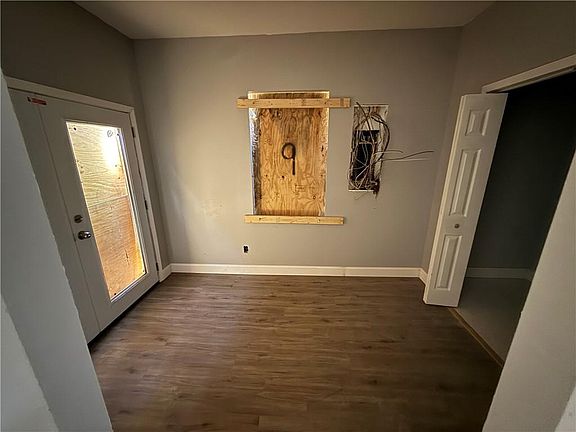 3rd image of 194 Wallace Rd SW