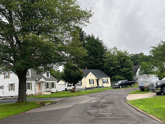 4th image of 32 Dewitt Dr