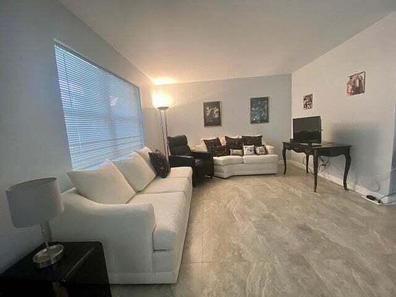 2nd image of 545 Burgundy St #L