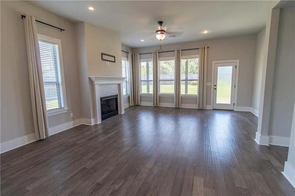 4 bed, 2.5 bath, 2208 sqft, $3,200 — Photo 3