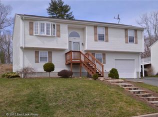 11 Water View Ln, North Providence, RI 02904