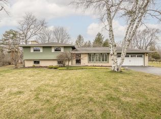 11427 N Saint James Ln, Mequon, WI 53092