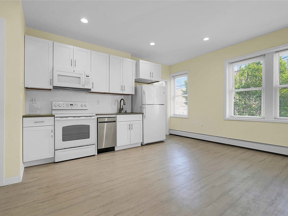1st image of 127 Mineola Blvd Floor 1
