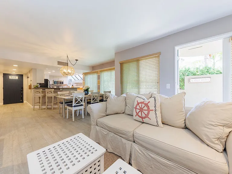 8132 Camino Del Sol #D — Photo 15