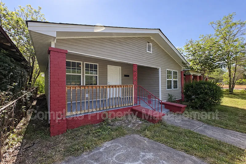 3 bed, 1.0 bath, 1926 sqft, $950 — Photo 1