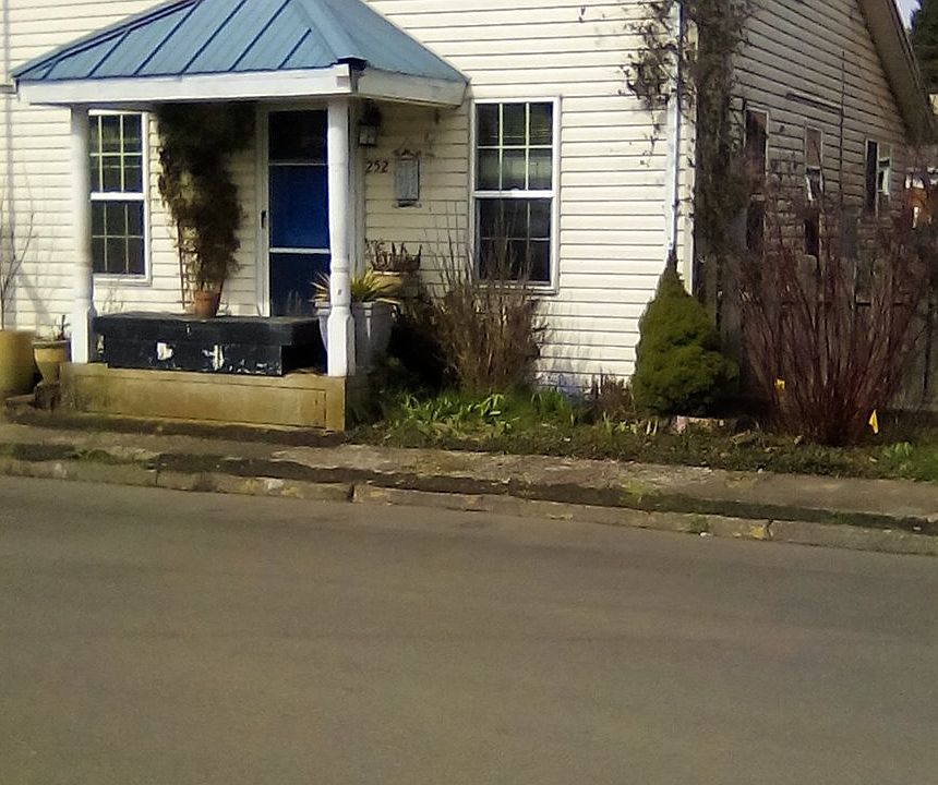 2nd image of 252 NE 1st St