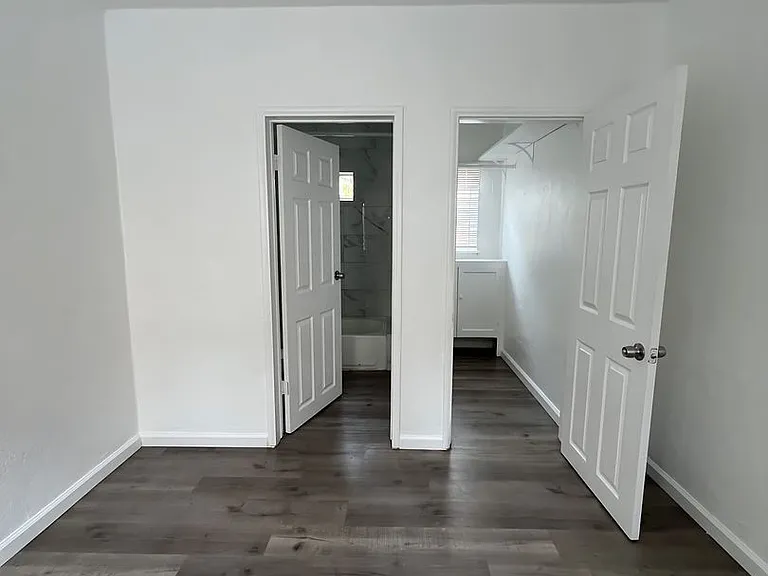 542 W 49th St — Photo 2
