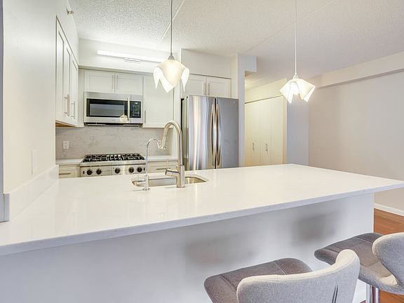 3rd image of 555 W 23rd St APT N9a