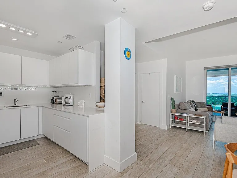 2301 Collins Ave #21 — Photo 9