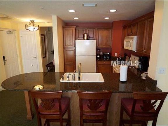 Kitchen & Breakfast Bar