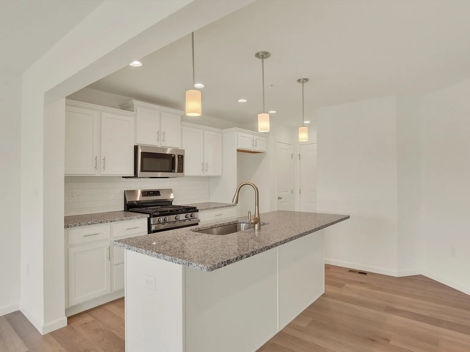 3 bed, 3.5 bath, 2478 sqft, $2,350 — Photo 3