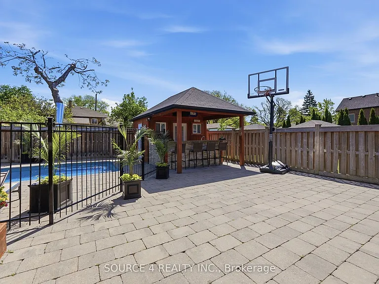 39 Amesbury Dr — Photo 42