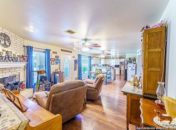 5th image of 415 Meadowgrove Ln