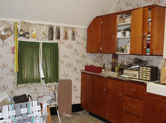 2nd image of 210 Alba St