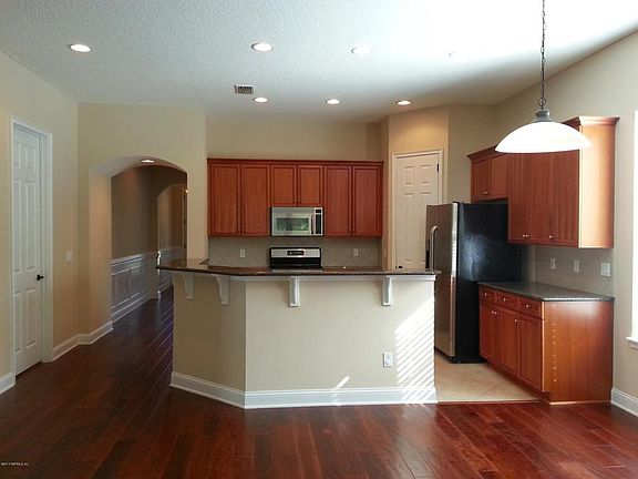 5th image of 129 W Village Dr