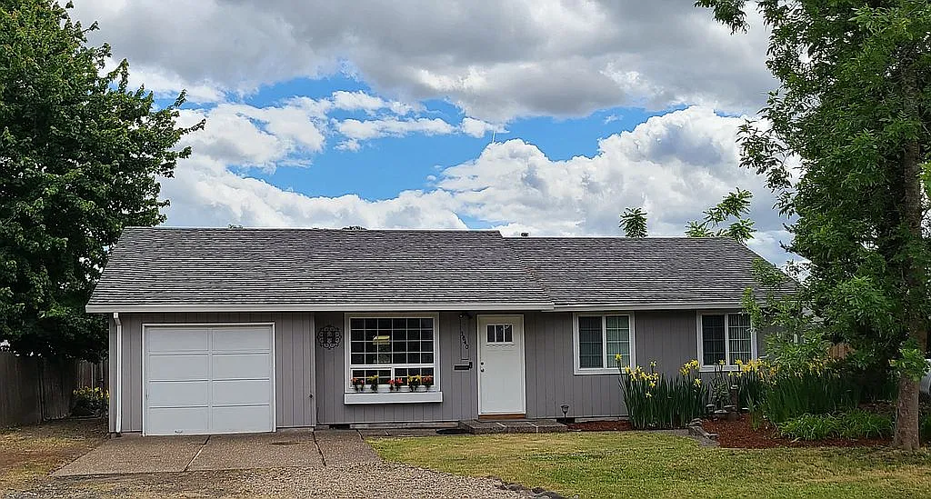 1640 NE Sunrise Ln photo 1