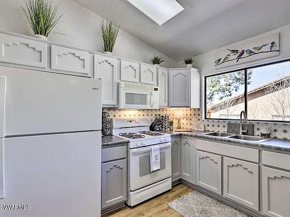 4th image of 15 Essex Avenue