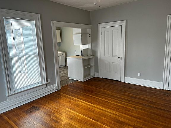 2nd image of 909 W Wayne St #5
