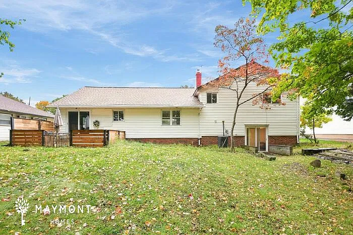 3 bed, 1.5 bath, 1746 sqft, $2,095 — Photo 3