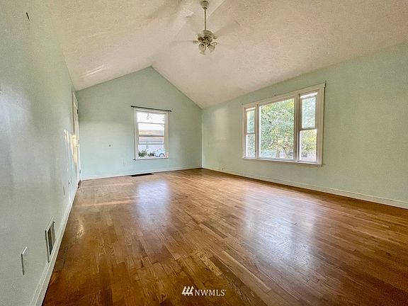 3rd image of 701 E Tacoma Ave