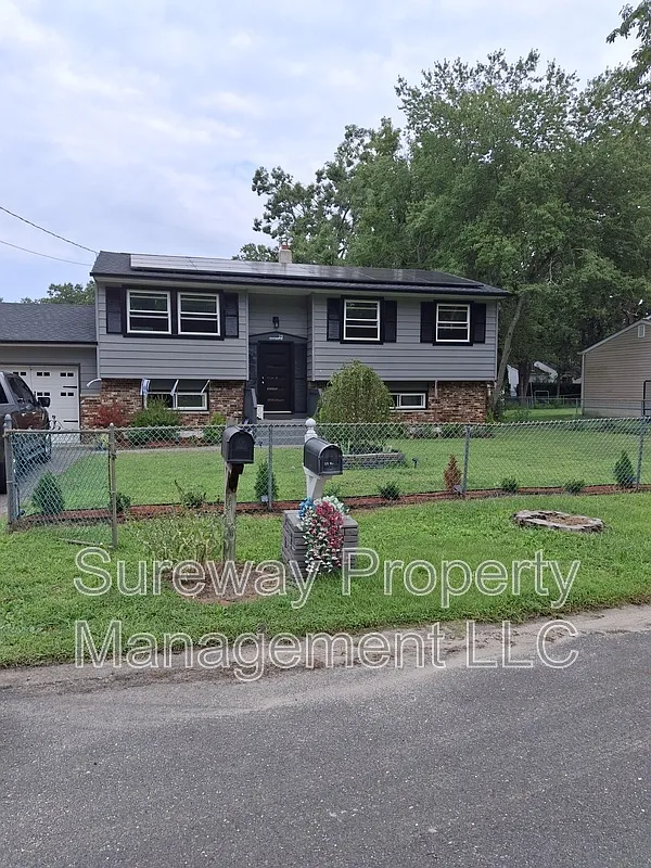 4 bed, 1.5 bath, 1888 sqft, $3,000 — Photo 2