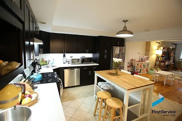 Rented by FirstService Realty (legacy) | media 5