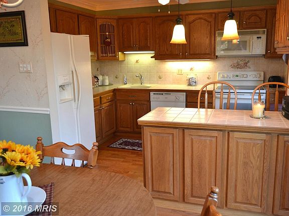 Kitchen w/Breakfast Bar