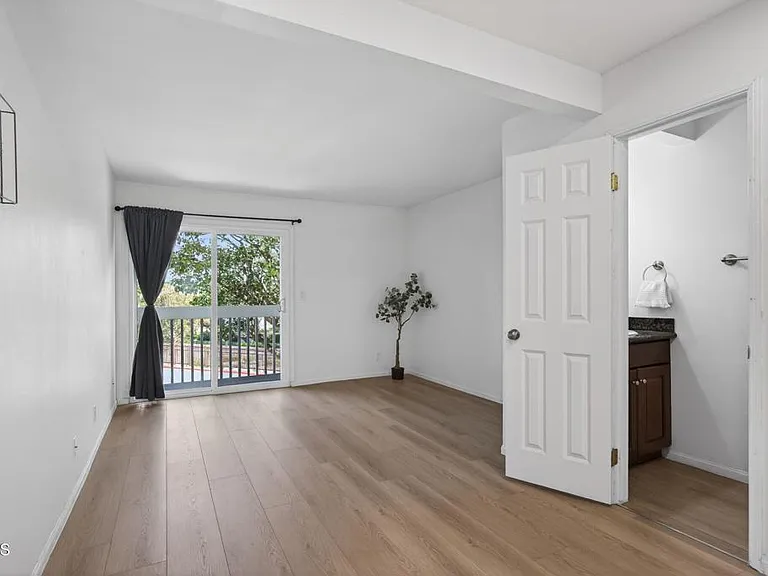 225 S Ventura Rd #101 — Photo 4