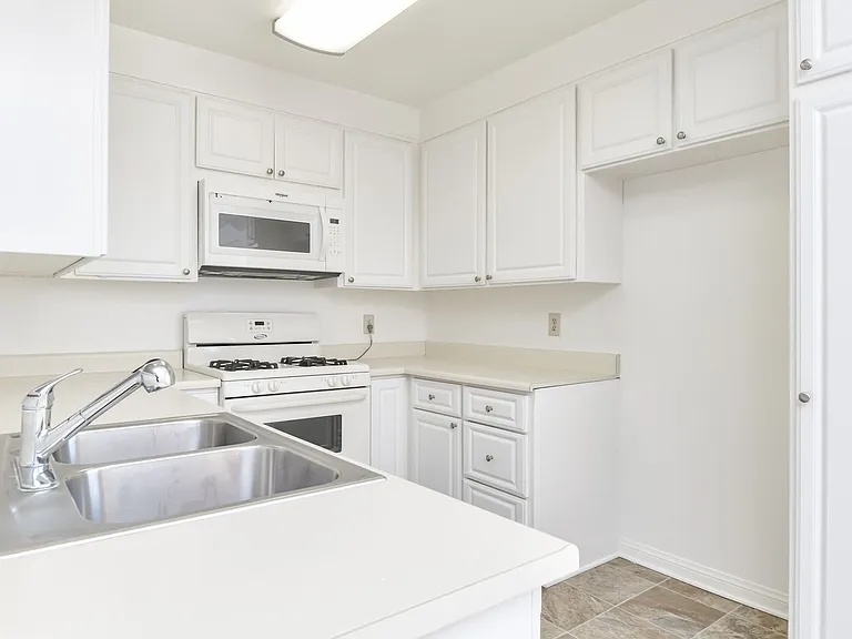 1799 N Hollywood Way — Photo 29
