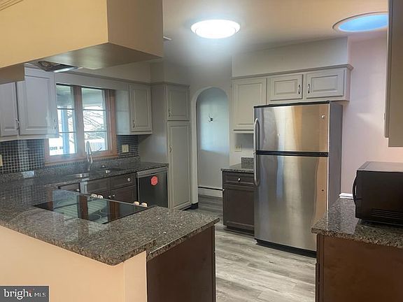 5th image of 419 W Areba Ave