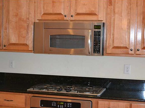 4th image of 1481 Drumheller Dr