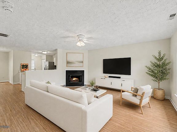4th image of 426 Saint John Dr