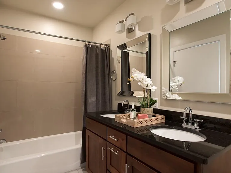 1200 E 11th St #202 — Photo 9