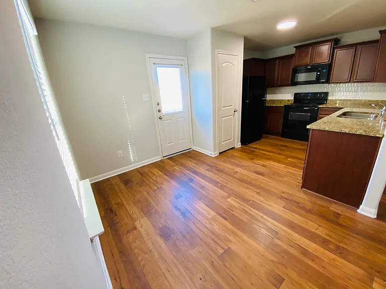 596 Ruby Ln — Photo 9