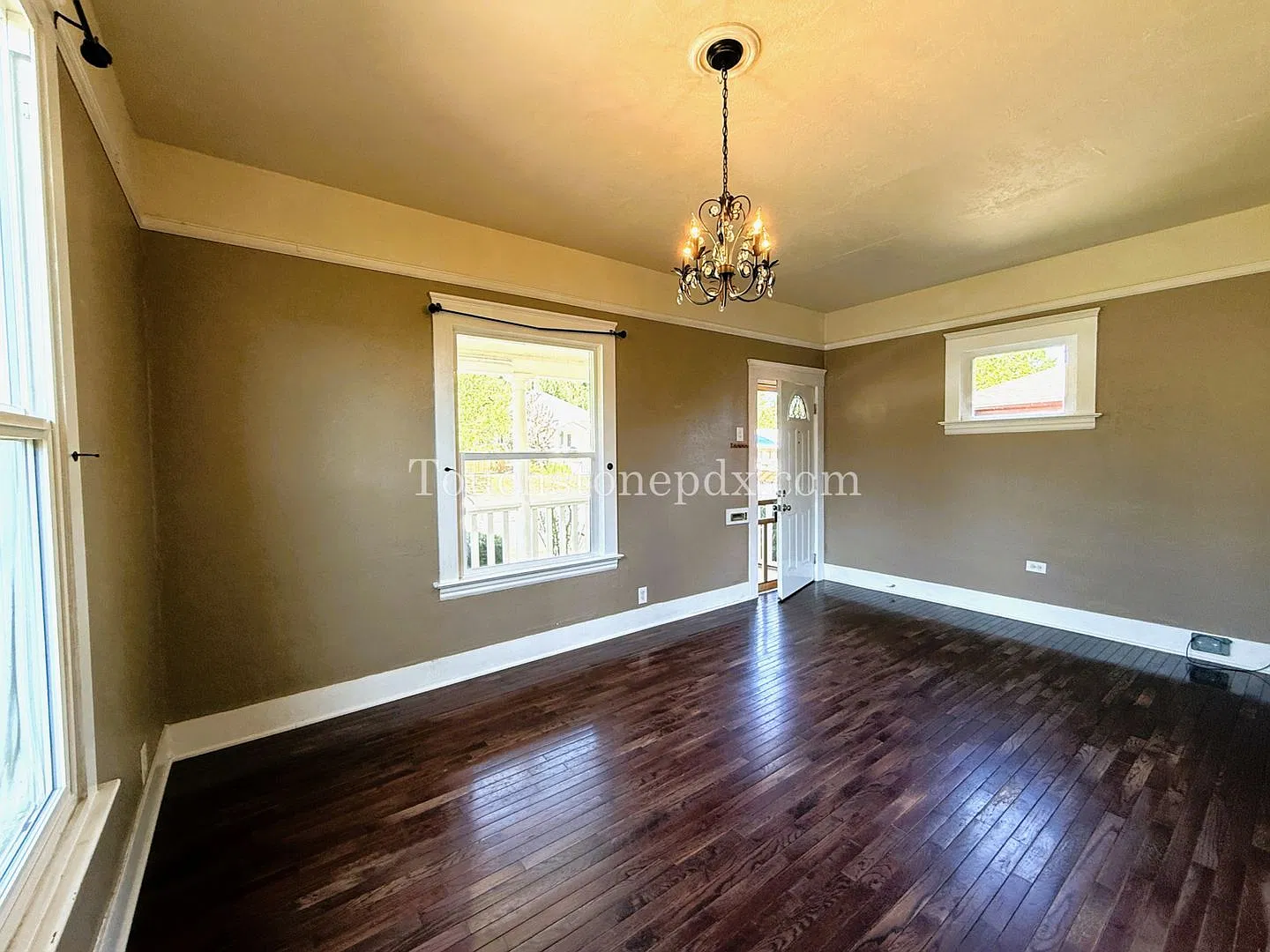 Contemporary 2 BD | 1 BA Home w/ Private Backyard — Photo 4