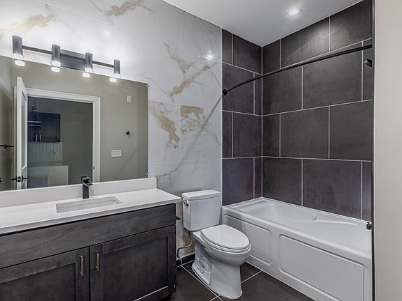 5th image of 920 Farmington Ave #405