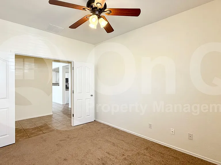 4502 E Oxford Ln — Photo 12