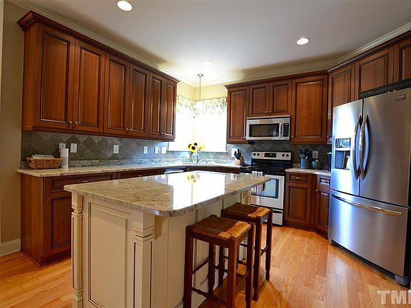 3rd image of 35 Brooksby Ct