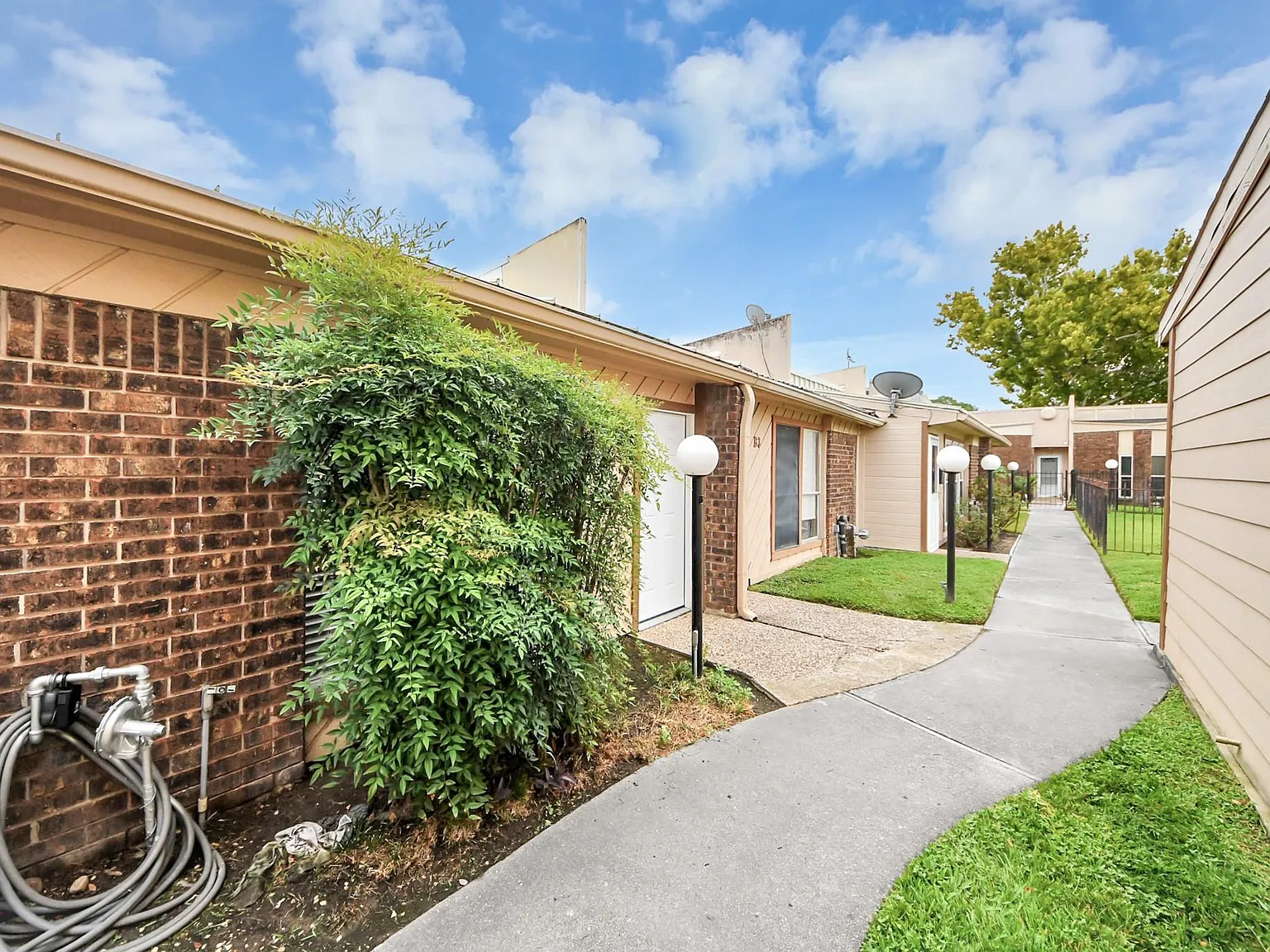 1014 Graham Dr — Photo 2