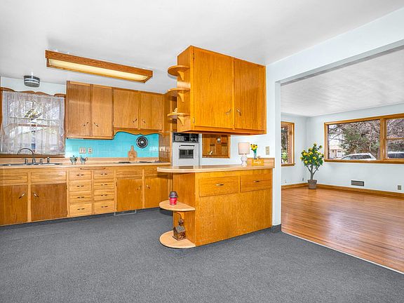 5th image of 543 W 9th St