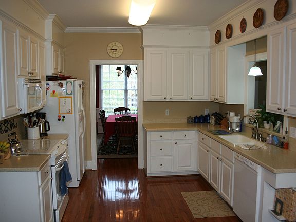 Kitchen and eat in dining