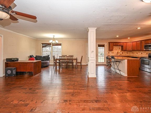 5th image of 443 Tarkington Ln