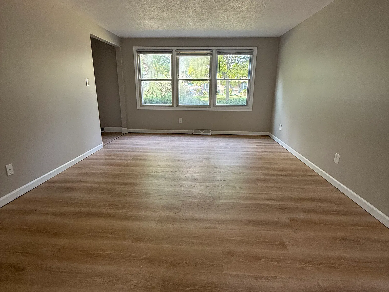 3 bed, 1.5 bath, 1300 sqft, $1,700 — Photo 2