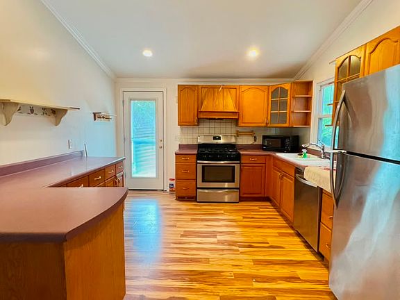 3rd image of 12 Merriewold Ln N