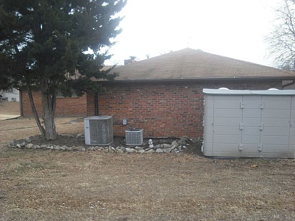 3rd image of 19 Pin Oak Dr