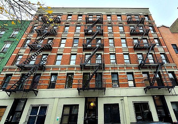 2nd image of 188 Norfolk St APT 1G