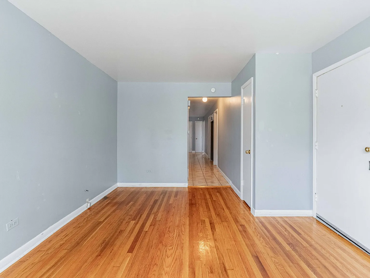 3 bed, 1000 sqft, $2,100 — Photo 2