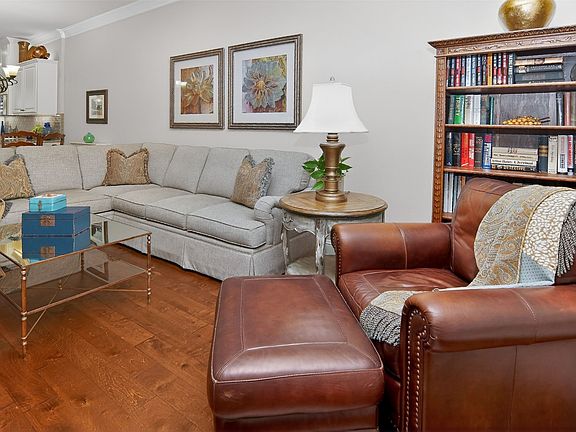 4th image of 825 Milton Way