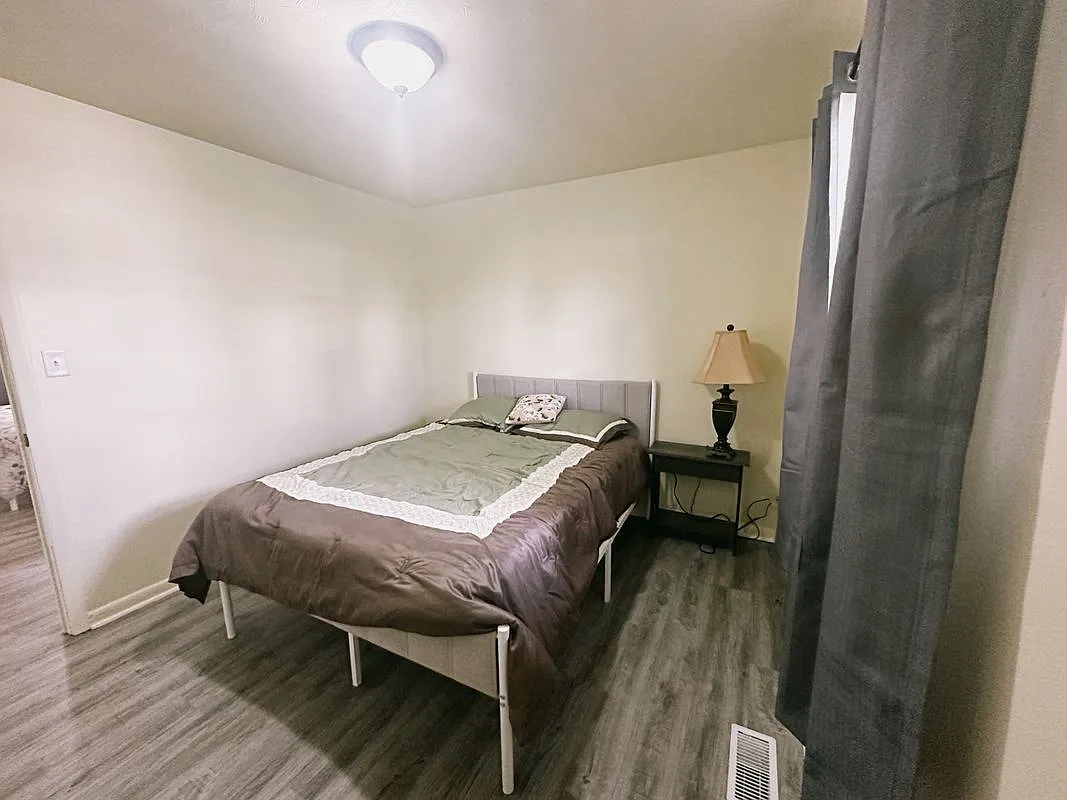 2 bed, 1.0 bath, 837 sqft, $1,000 — Photo 2