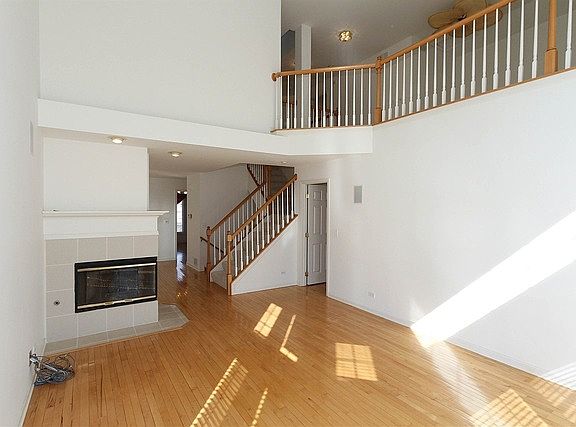 3rd image of 998 N Glenview Ct